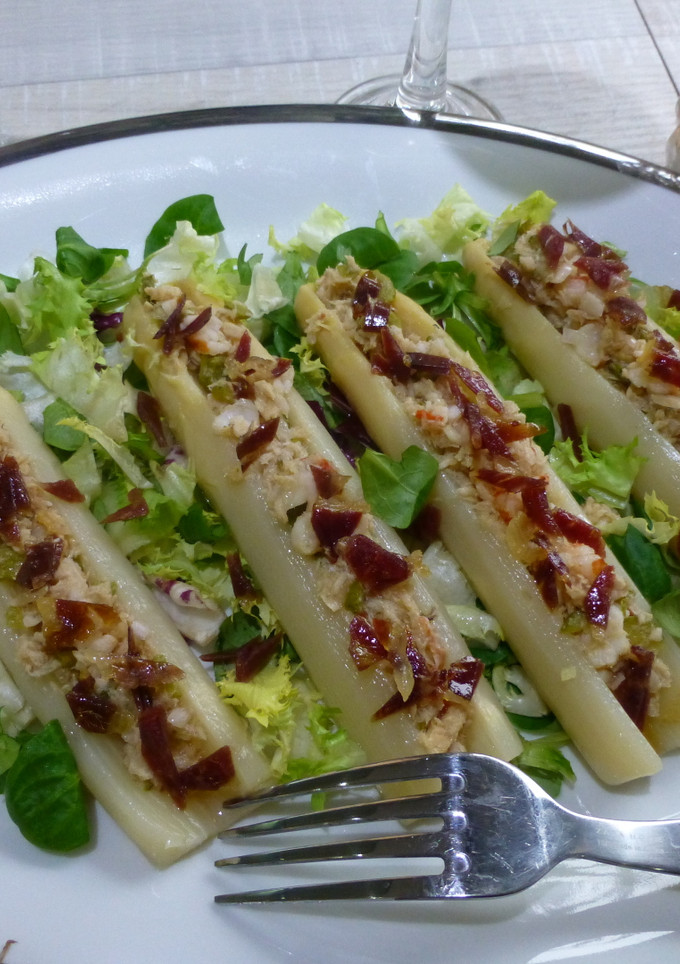 Una foto de Espárragos rellenos de ensalada con langostinos
