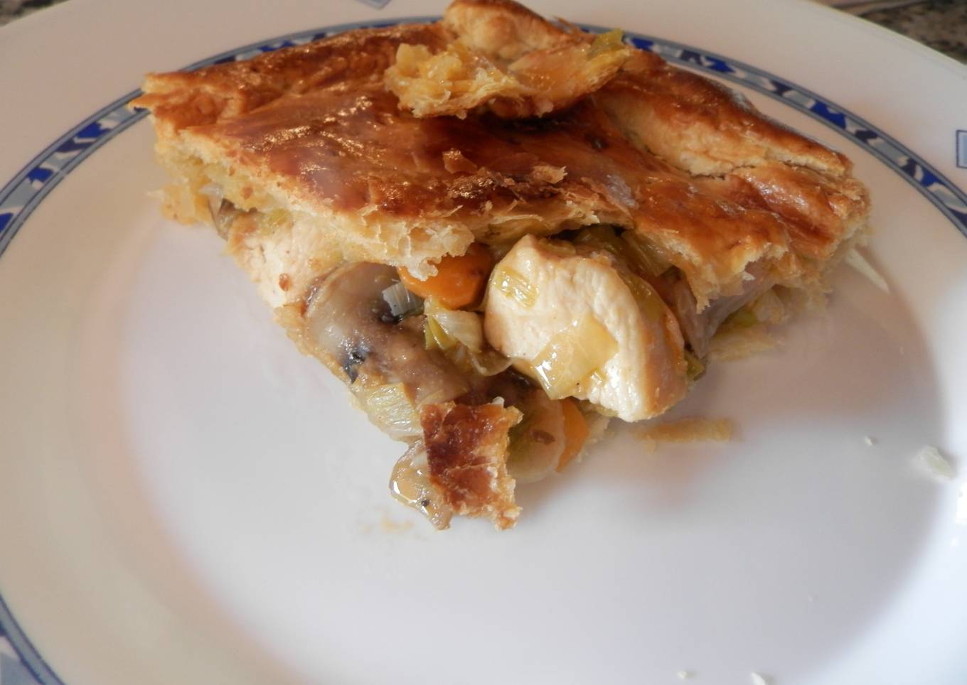 Empanada de hojaldre con verduras y pollo<br />