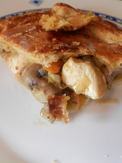 Una foto de Empanada de hojaldre con verduras y pollo