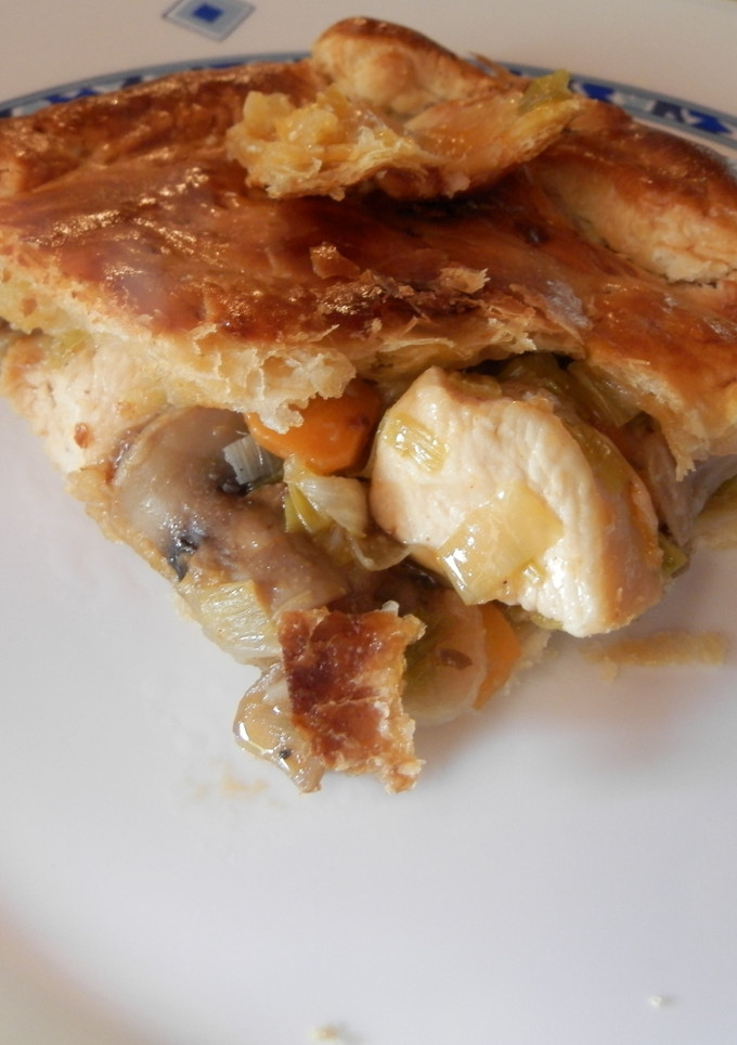Una foto de Empanada de hojaldre con verduras y pollo