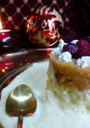 Una foto de Timbal de frutas con queso cremoso y salsa de mango