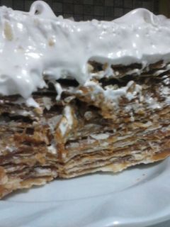 Una foto de Torta Rogel con tapas de empanadas