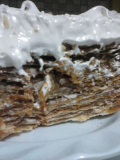 Una foto de Torta Rogel con tapas de empanadas
