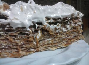 Una foto de Torta Rogel con tapas de empanadas