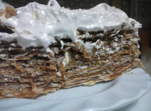 Una foto de Torta Rogel con tapas de empanadas