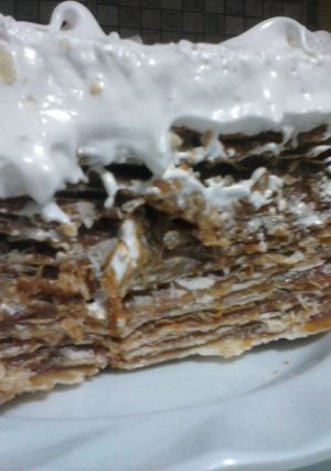 Una foto de Torta Rogel con tapas de empanadas