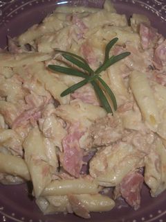 Una foto de Macarrones con atún, jamón y nata al aceite de Romero