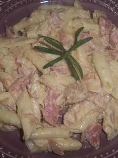 Una foto de Macarrones con atún, jamón y nata al aceite de Romero