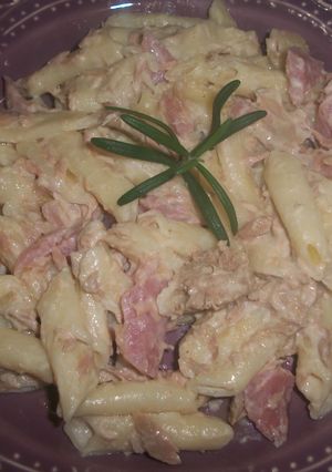 Una foto de Macarrones con atún, jamón y nata al aceite de Romero