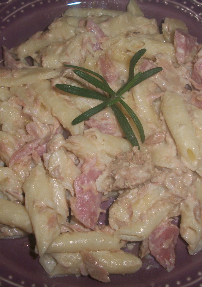 Una foto de Macarrones con atún, jamón y nata al aceite de Romero