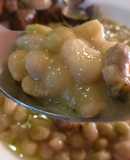 Pochas con almejas y perejil