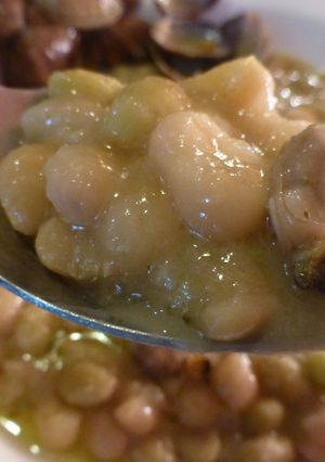 Una foto de Pochas con almejas y perejil