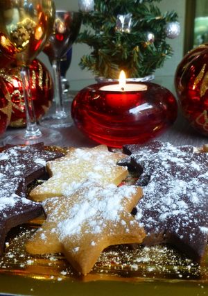 Una foto de Galletas estrellas de chocolate y vainilla