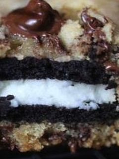 Una foto de Galletitas con chip de chocolate rellenas de galletitas Oreo