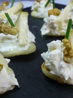 Una foto de Canapé de queso azul, pera y nueces