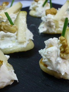 Foto principal de Canapé de queso azul, pera y nueces