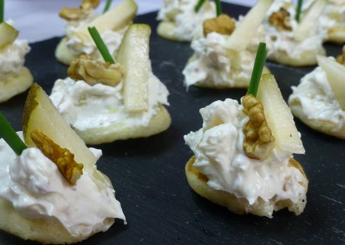 Foto principal de Canapé de queso azul, pera y nueces
