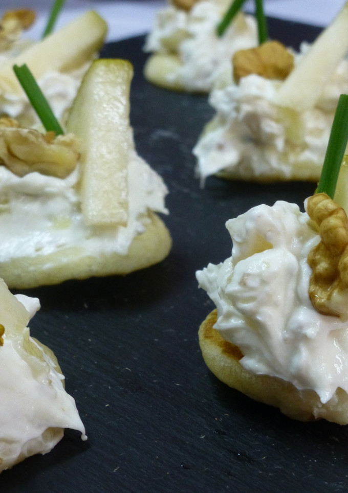 Una foto de Canapé de queso azul, pera y nueces