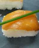 Canapé sushi de queso y salmón