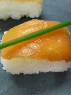 Una foto de Canapé sushi de queso y salmón