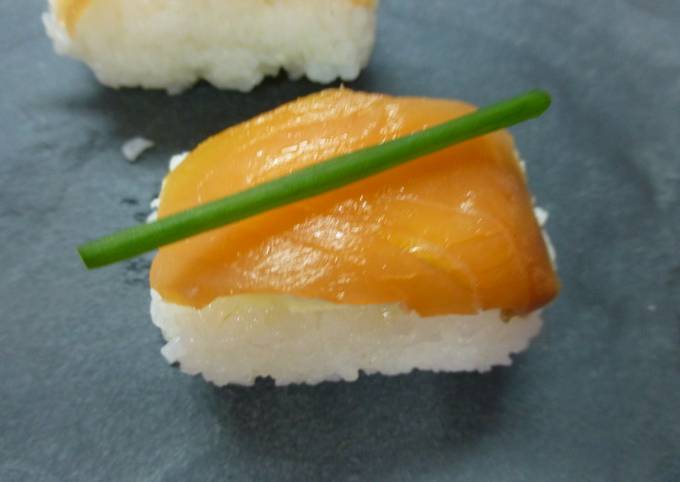 Foto principal de Canapé sushi de queso y salmón
