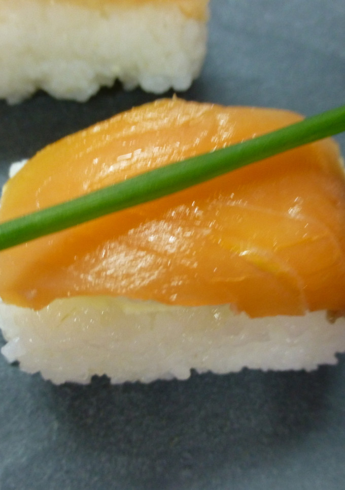 Una foto de Canapé sushi de queso y salmón