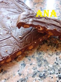 Una foto de Turrón de dos chocolates con bolitas y mix de cereales