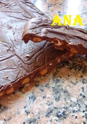 Una foto de Turrón de dos chocolates con bolitas y mix de cereales