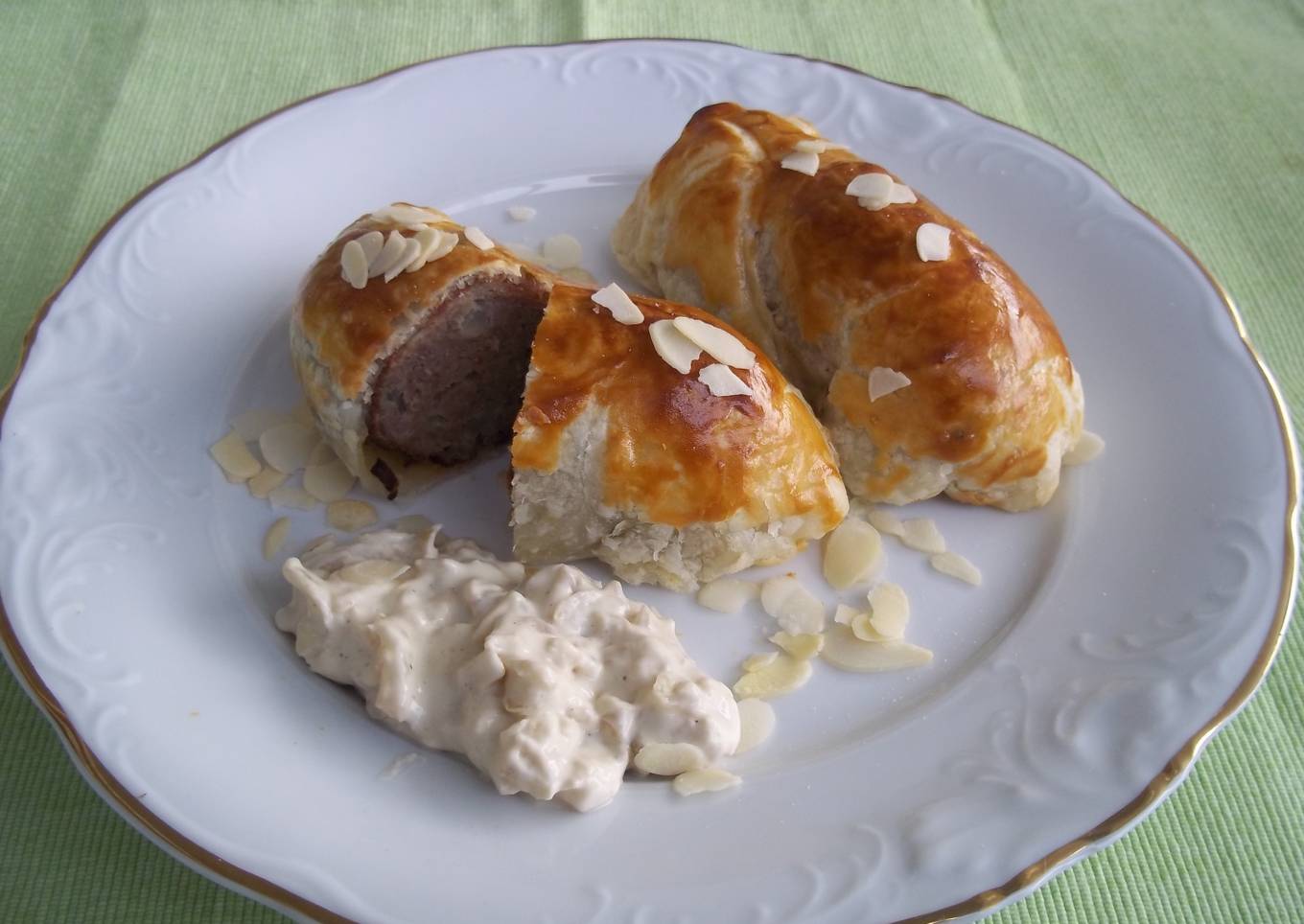 Rollitos de carne picada con salsa de almendras<br />