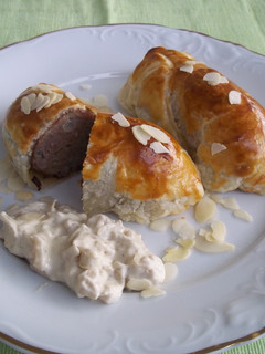 Una foto de Rollitos de carne picada con salsa de almendras