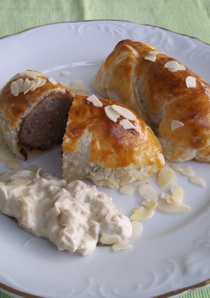 Una foto de Rollitos de carne picada con salsa de almendras