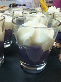 Una foto de Canapé crema de patata morado con espuma de queso