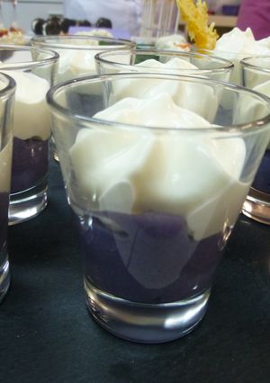 Una foto de Canapé crema de patata morado con espuma de queso