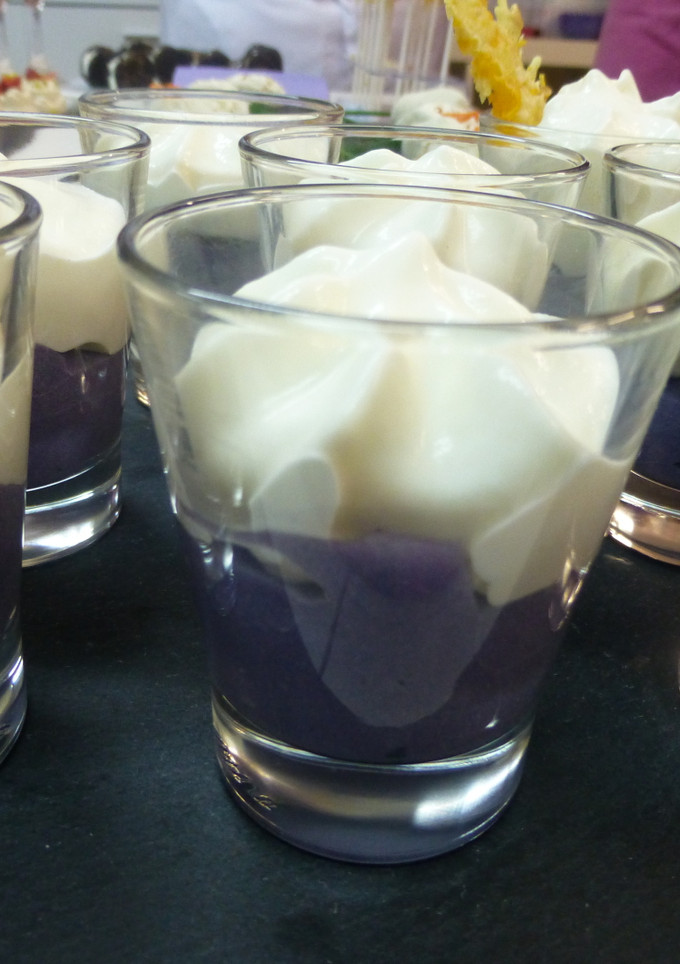 Una foto de Canapé crema de patata morado con espuma de queso