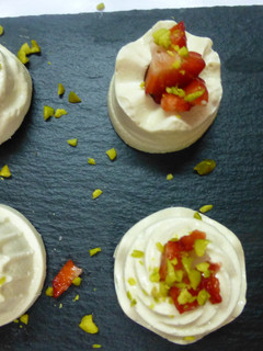 Una foto de Canapés de atún con fresas y pistachos