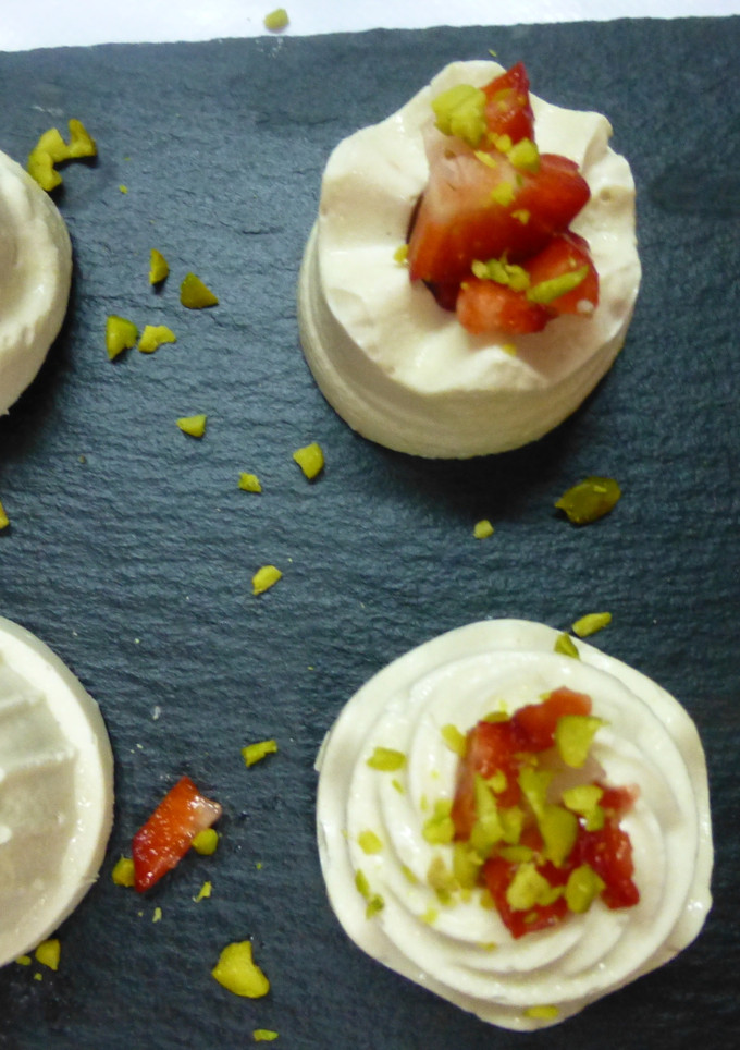 Una foto de Canapés de atún con fresas y pistachos