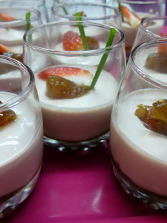 Una foto de Canapé de chupito de yogur de foie con higos