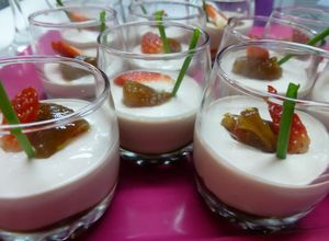 Foto principal de Canapé de chupito de yogur de foie con higos