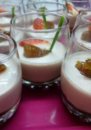 Una foto de Canapé de chupito de yogur de foie con higos