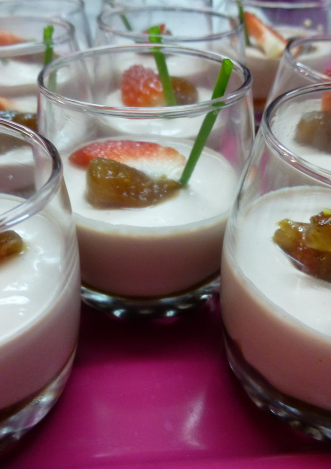 Una foto de Canapé de chupito de yogur de foie con higos