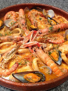 Una foto de Zarzuela de pescados y mariscos