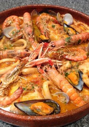 Una foto de Zarzuela de pescados y mariscos