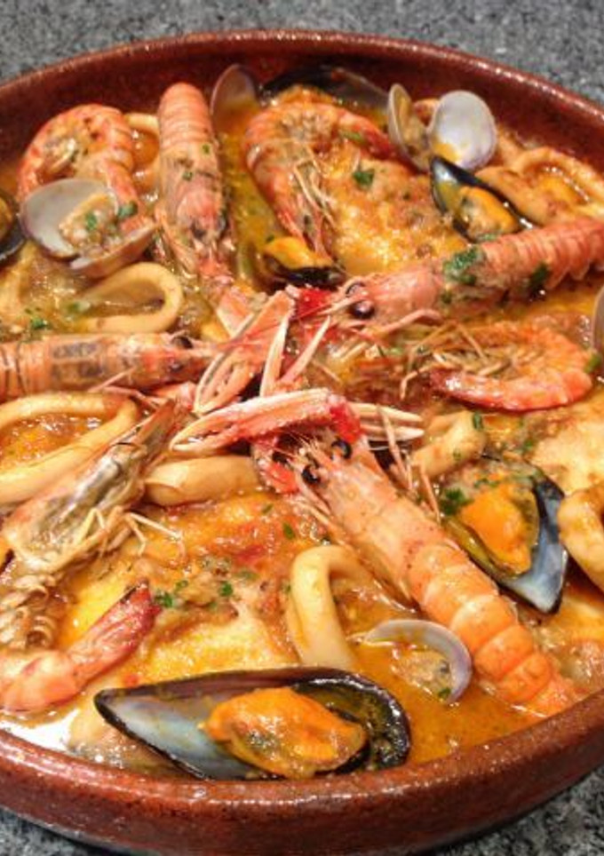 Una foto de Zarzuela de pescados y mariscos