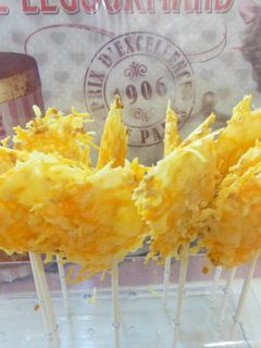 Una foto de Canapé de piruletas de queso y almendras