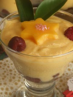 Una foto de Crema navideña de mango y frutos rojos al aroma de tyrni