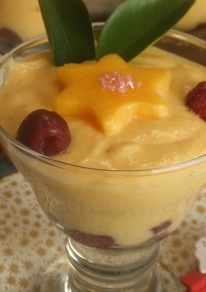 Una foto de Crema navideña de mango y frutos rojos al aroma de tyrni