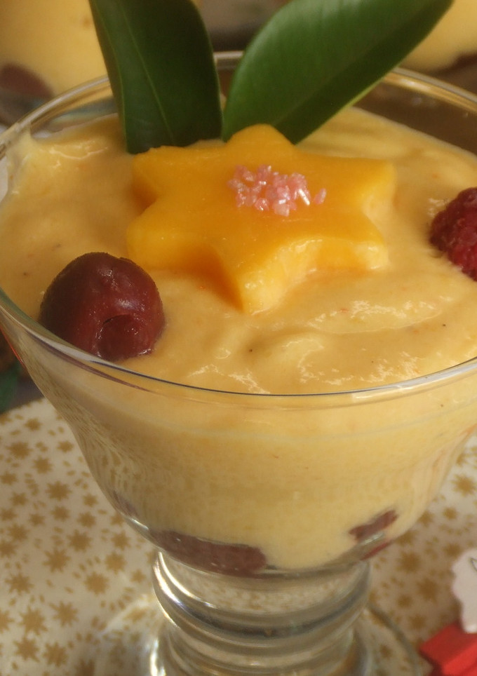 Una foto de Crema navideña de mango y frutos rojos al aroma de tyrni