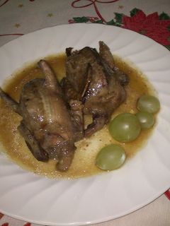 Una foto de Tortolas en salsa de cebolla