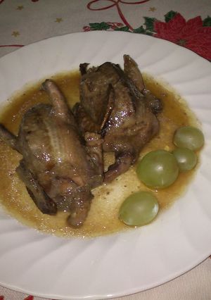 Una foto de Tortolas en salsa de cebolla