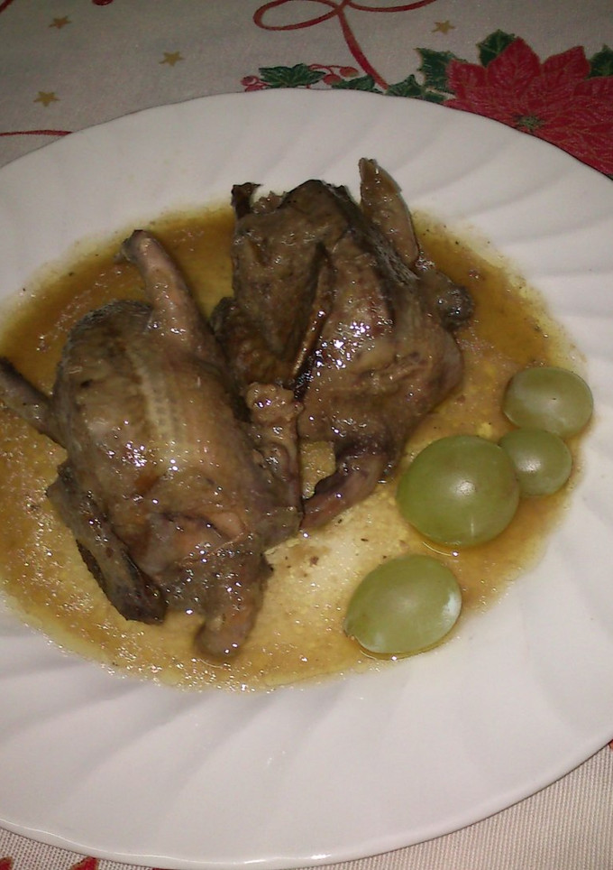 Una foto de Tortolas en salsa de cebolla